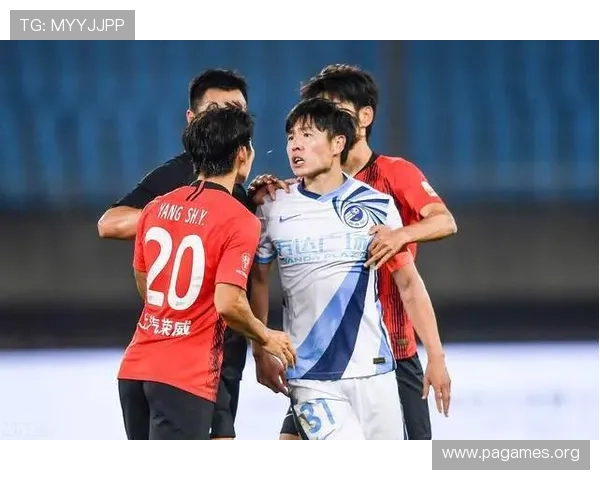 拳台恶性犯规引发裁判愤怒反应比赛险些中断 拳台恶性犯规引发裁判愤怒反应比赛险些中断