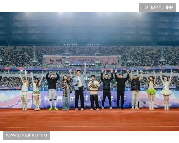 孙杨亮相明星足球赛担任前锋 与马明宇肇俊哲等队友携手竞技 孙杨亮相明星足球赛担任前锋 与马明宇肇俊哲等队友携手竞技