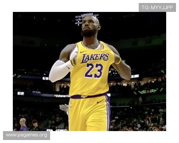 詹姆斯打破质疑封神之夜全场起立鼓掌致敬展现传奇篮球魅力