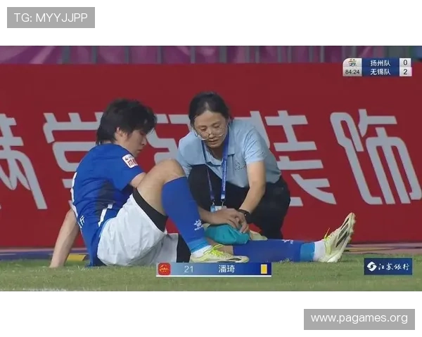 扬州队队医严阵以待守护赛场快乐与安全并重让球员踢得更安心无忧