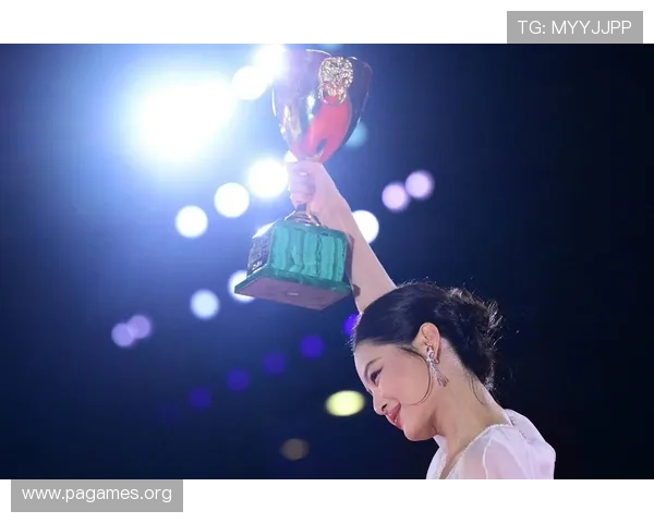 赛后采访场边亲吻奖杯瞬间 全场掌声雷动庆祝辉煌时刻